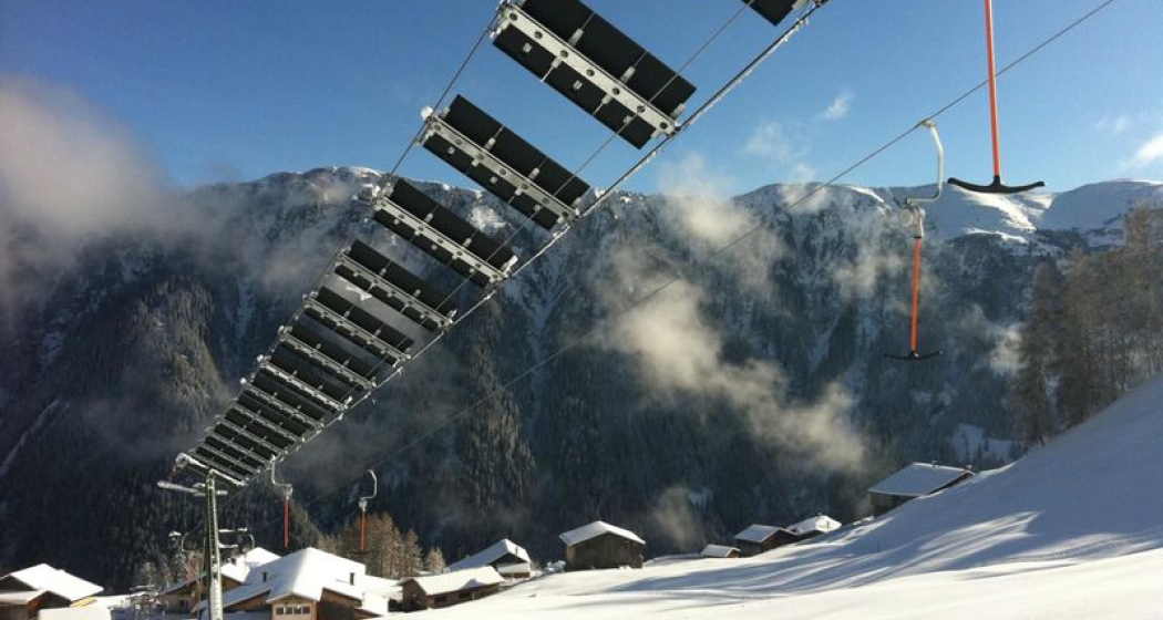 Das Foto zeigt die Photovoltaikanlagen des Skiliftes. Das Foto zeigt die Photovoltaikanlagen des Skiliftes.