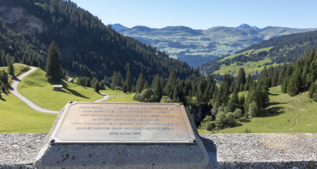 Staumauer vom Lag da Pigniu mit den Zeichnungen von Suworow Staumauer vom Lag da Pigniu mit den Zeichnungen von Suworow