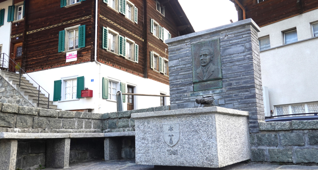 Aufnahme vom Denkmal Alfons Tuor Aufnahme vom Denkmal Alfons Tuor