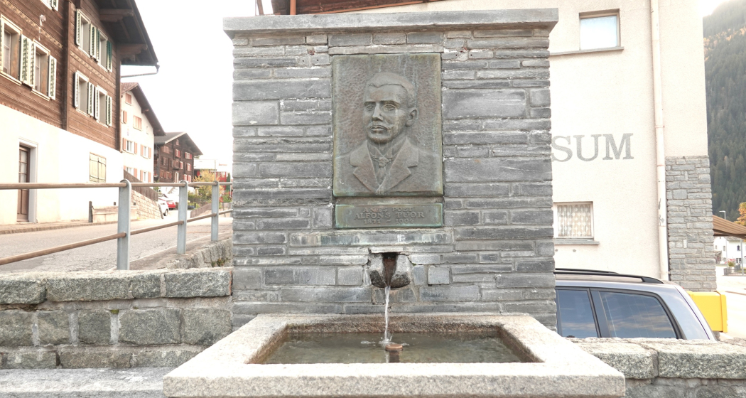 Aufnahme vom Denkmal Alfons Tuor Aufnahme vom Denkmal Alfons Tuor