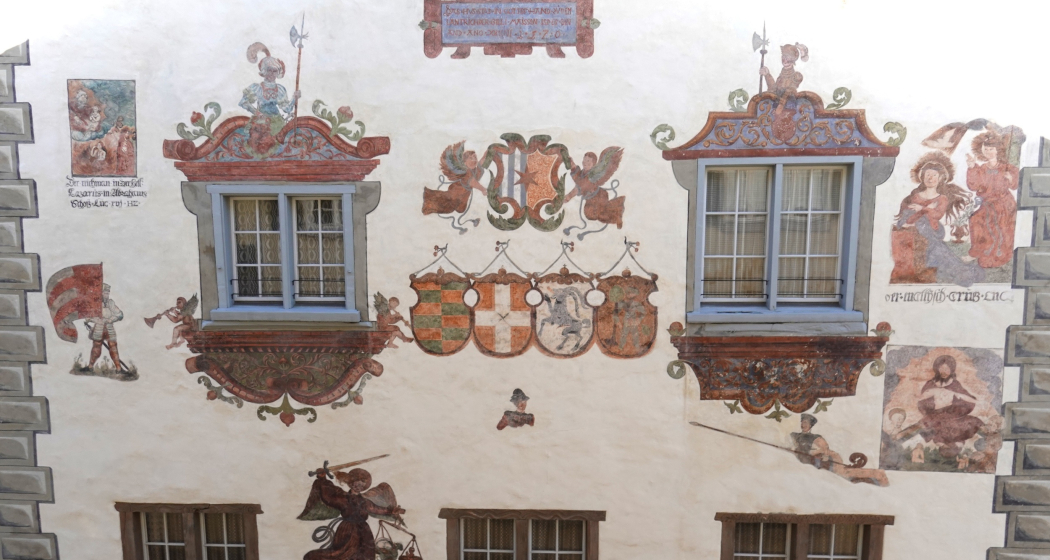 Aussenaufnahme des Hauses mit den Wappen.