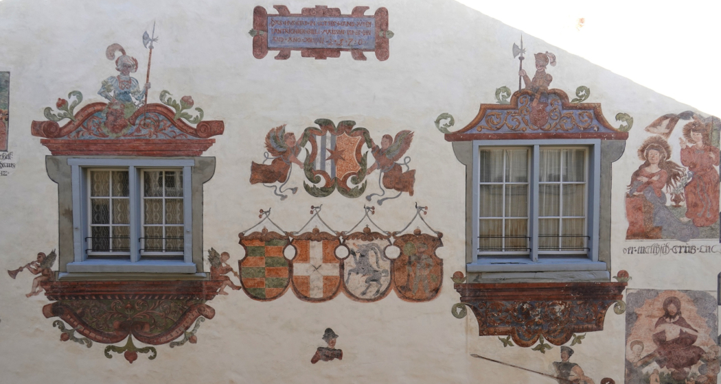 Aussenaufnahme des Hauses mit den Wappen.