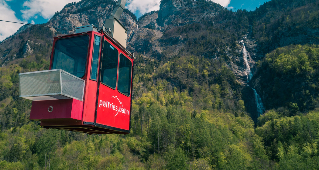 Allein schon die Bergfahrt über die Wasserfälle des Ragnatscherbaches, die steilen Felswände, Baumwipfel und Wiesen sind eine Fahrt mit der Seilbahn wert. Allein schon die Bergfahrt über die Wasserfälle des Ragnatscherbaches, die steilen Felswände, Baumwipfel und Wiesen sind eine Fahrt mit der Seilbahn wert.