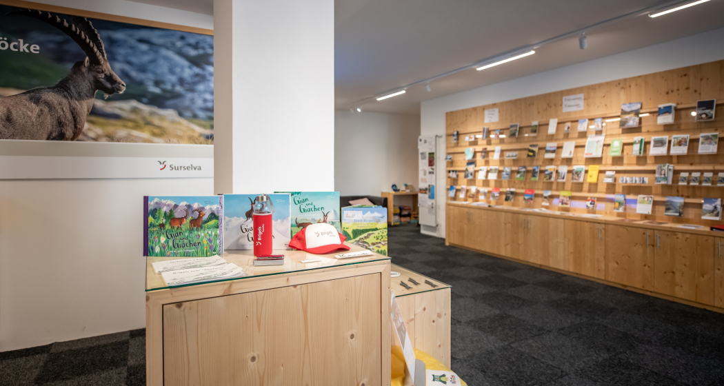 Innenaufnahme des Infobüros/Post Brigels Innenaufnahme des Infobüros/Post Brigels