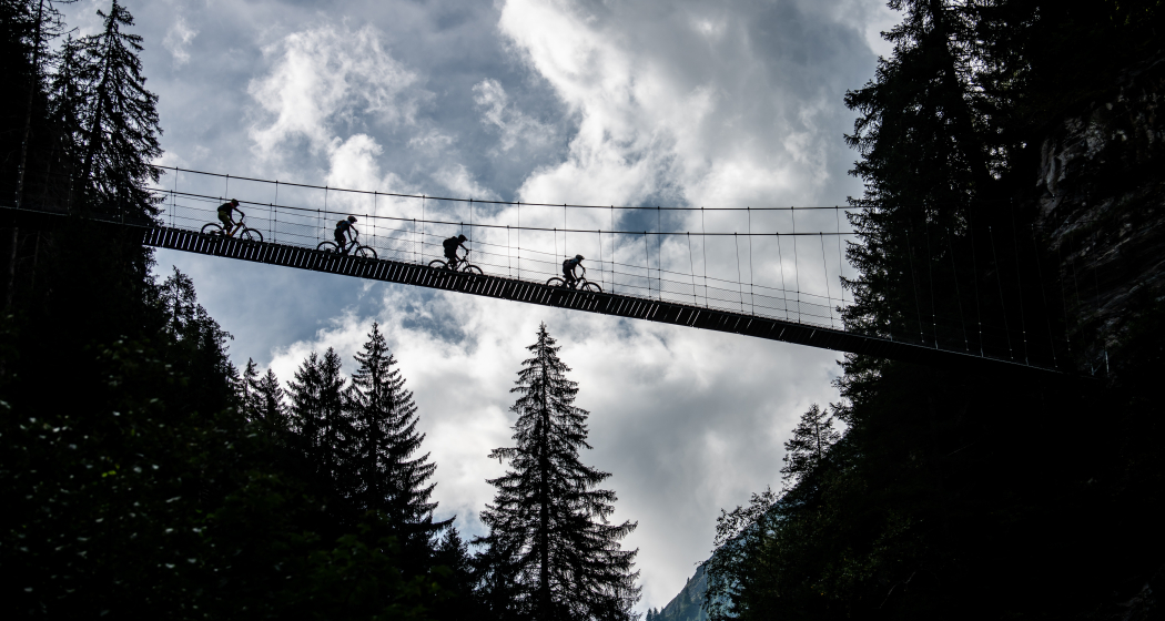Hängebrücke bei Tersnaus, wo Nino Schurter aufgewachsen ist