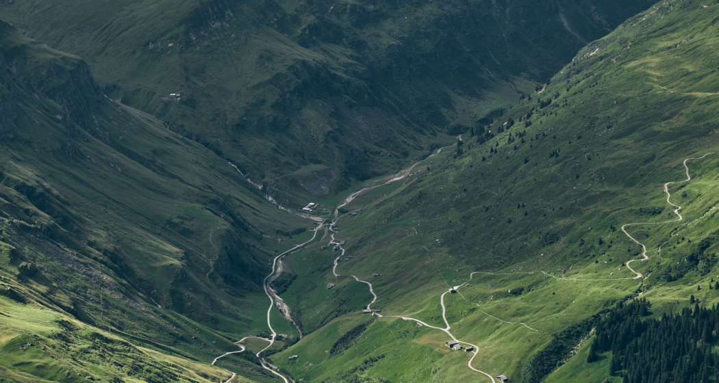 Inder Peil mit Alp Wallatsch oben links