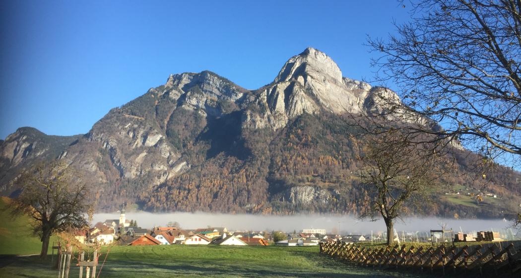 Mächtig steht der Gonzen über dem mit Bodennebel verschleiertem Dorf Mels Mächtig steht der Gonzen über dem mit Bodennebel verschleiertem Dorf Mels