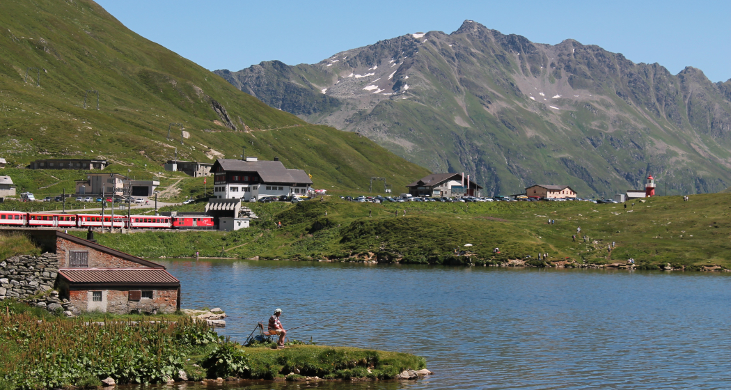 Am Oberalpsee entlang Am Oberalpsee entlang