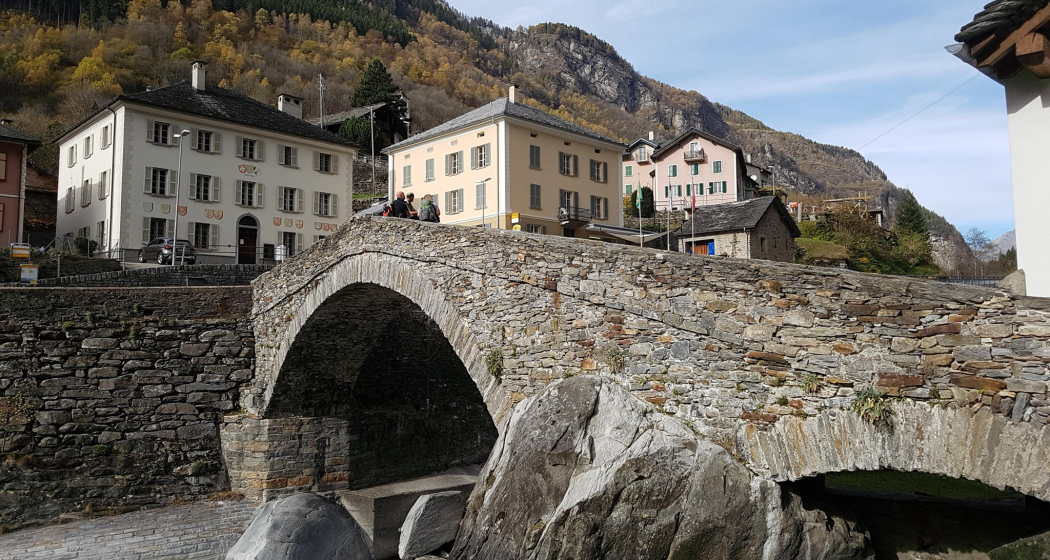 Das Restaurant dominiert die Hauptstraße von Arvigo.