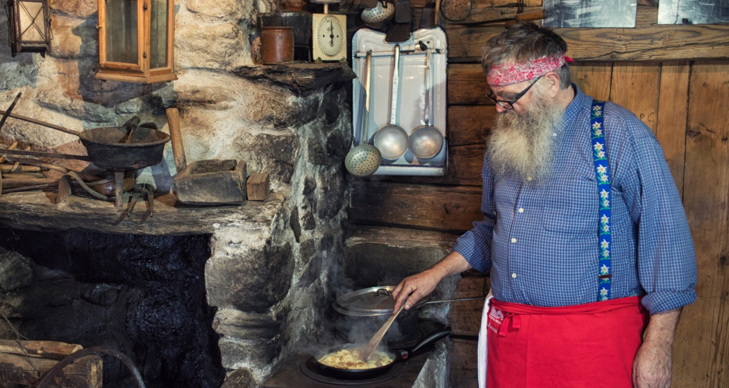 Julian Cathomas am kochen in der Tegia Rasuz. Julian Cathomas am kochen in der Tegia Rasuz.