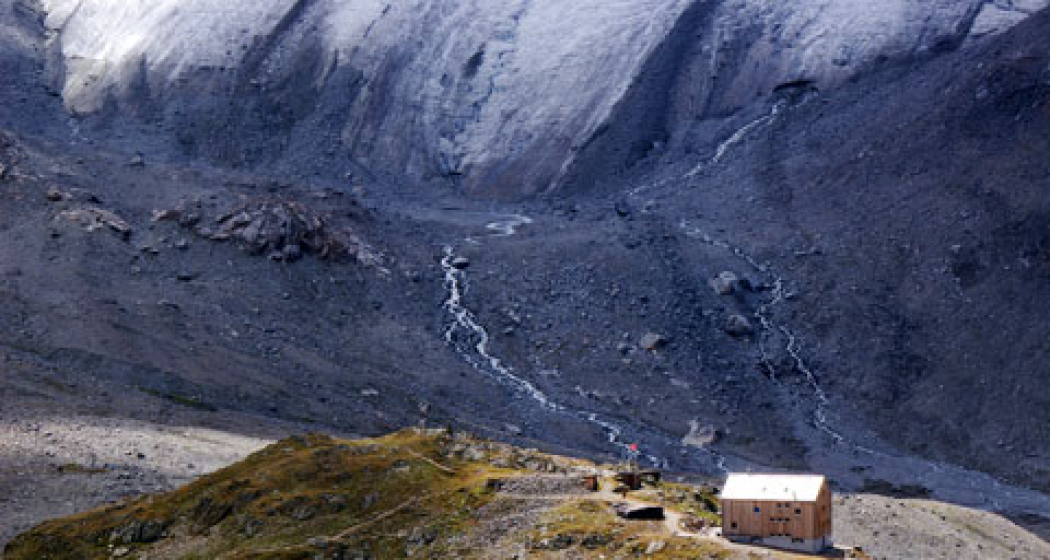 Die Kesch-Hütte des SAC, im Hintergrund der Porchabella-Gletscher. Die Kesch-Hütte des SAC, im Hintergrund der Porchabella-Gletscher.