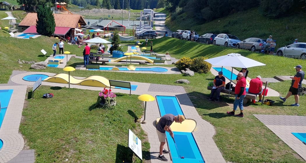 Das Foto zeigt die Minigolfanlage mit vielen Besuchern. Das Foto zeigt die Minigolfanlage mit vielen Besuchern.