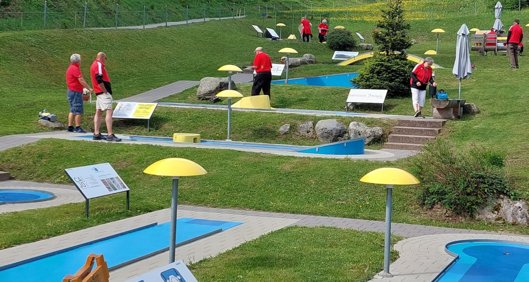 Das Foto zeigt den Verein vom Minigolf Brigels am spielen. Das Foto zeigt den Verein vom Minigolf Brigels am spielen.