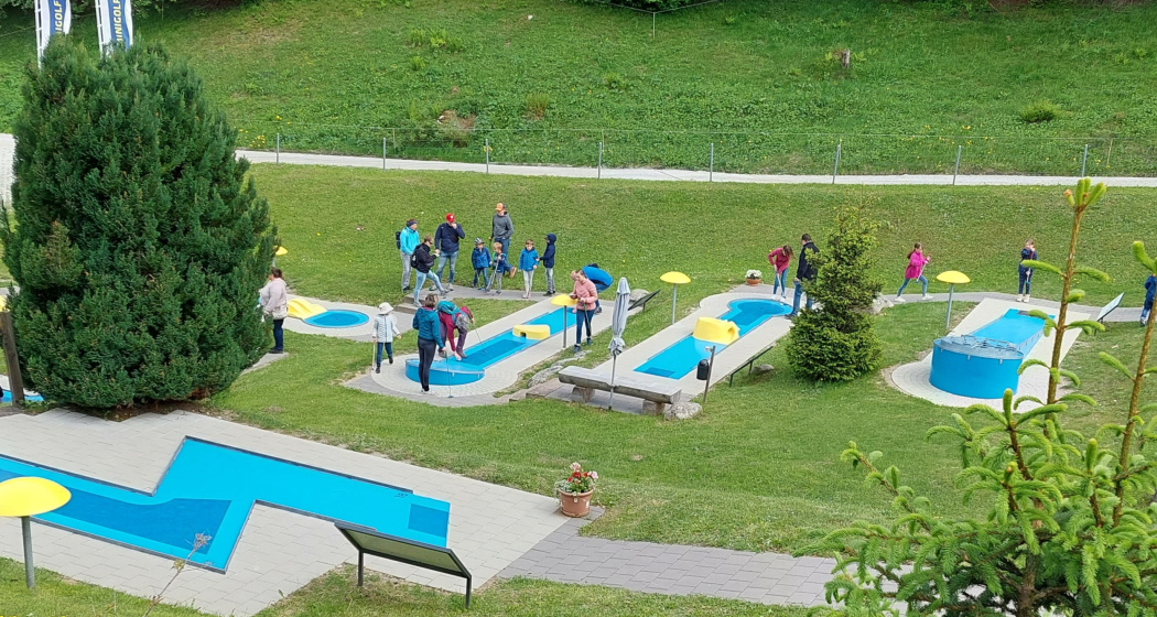 Minigolfanlage mit Familien am spielen Minigolfanlage mit Familien am spielen