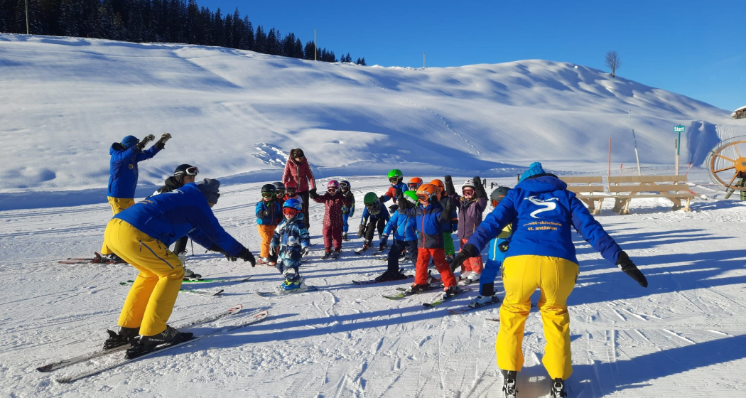 Skischule St. Antönien beim Aufwärmen Skischule St. Antönien beim Aufwärmen