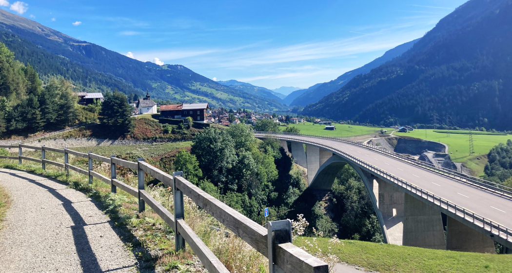 Wander- Bikeweg zwischen Sumvitg und Rabius Wander- Bikeweg zwischen Sumvitg und Rabius