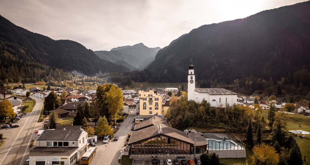 Das Hotel Fravi und Mineralbad Andeer im Herbst Das Hotel Fravi und Mineralbad Andeer im Herbst