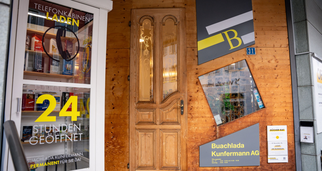 Buachlada Kunfermann in Thusis - Eingangsbereich und 24-Stunden-Bücher-Telefonkabine