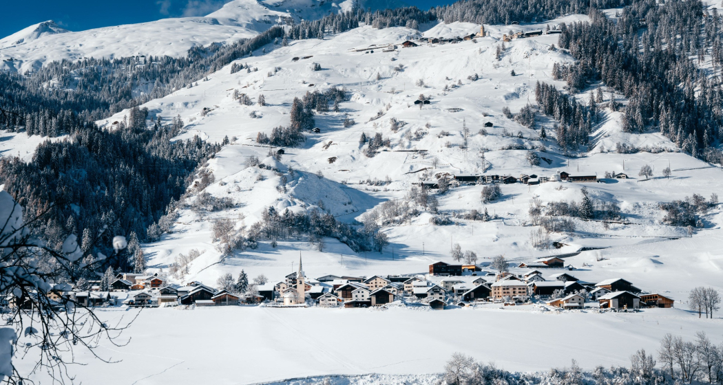 Donat mit Schamserberg und Piz Beverin im Winter