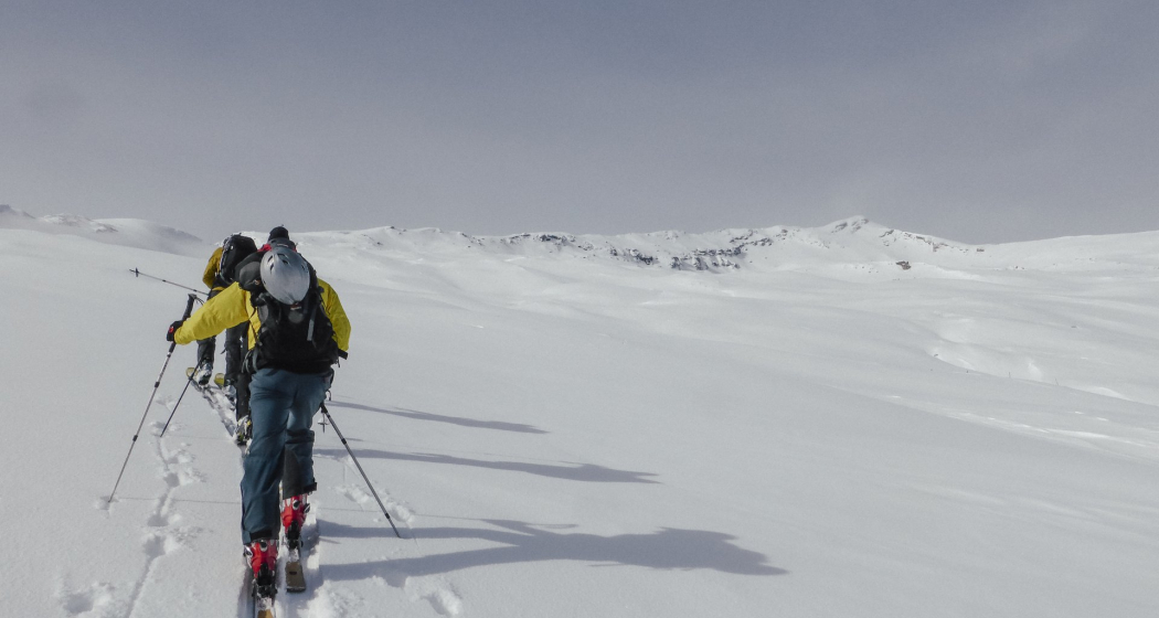 Aufstieg mit Sicht auf den lange Gipfelgrat Aufstieg mit Sicht auf den lange Gipfelgrat