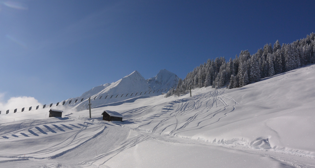 Solarskilift in Tenna mit Blick zum Unter- und Oberhorn Solarskilift in Tenna mit Blick zum Unter- und Oberhorn