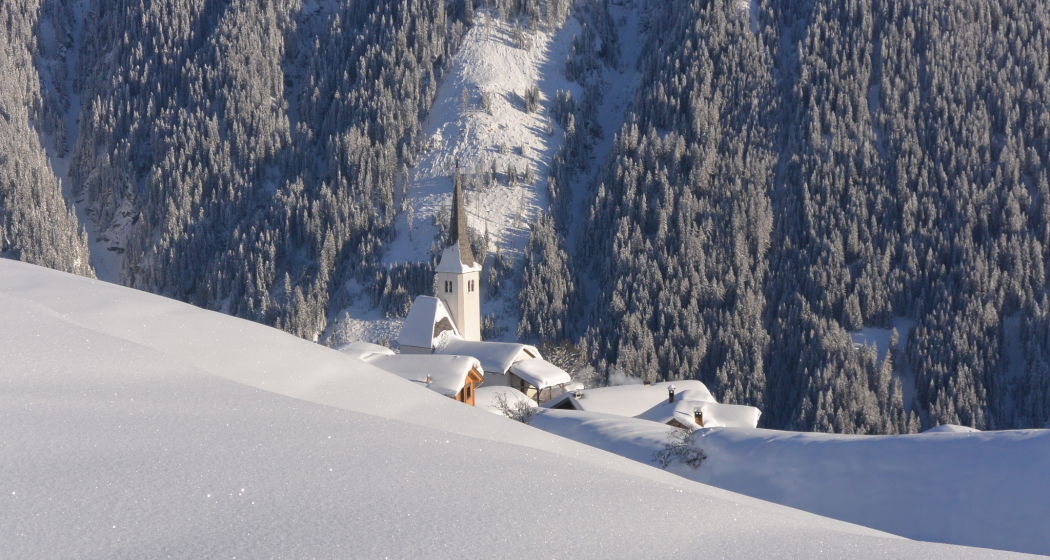 Tief eingeschneite Kirche von Tenna Tief eingeschneite Kirche von Tenna