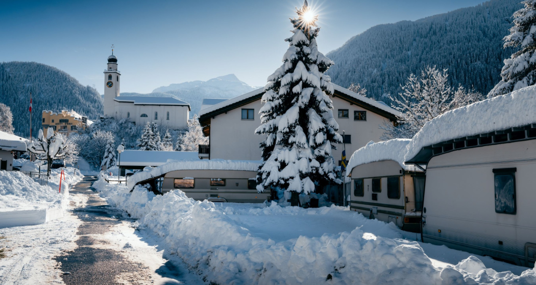 Der Camping Andeer mit Mineralbad und Kirche im Winter Der Camping Andeer mit Mineralbad und Kirche im Winter