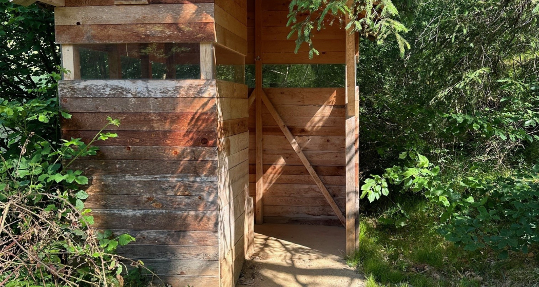 Toilette bei der Feuerstelle Jagdstand Realta Toilette bei der Feuerstelle Jagdstand Realta