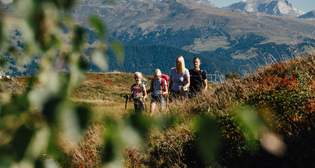 Entlang des Walserweges Obersaxen: Eine Erlebiswanderung für fite Familien Entlang des Walserweges Obersaxen: Eine Erlebiswanderung für fite Familien