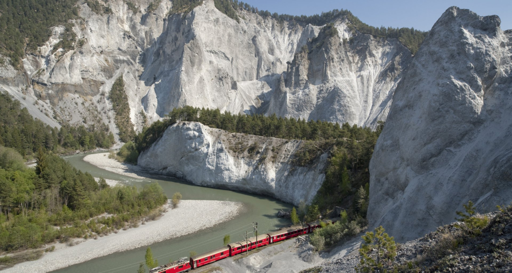 Durch die Rheinschlucht gibt es nur ein Wanderweg und eine Bahnlinie Durch die Rheinschlucht gibt es nur ein Wanderweg und eine Bahnlinie