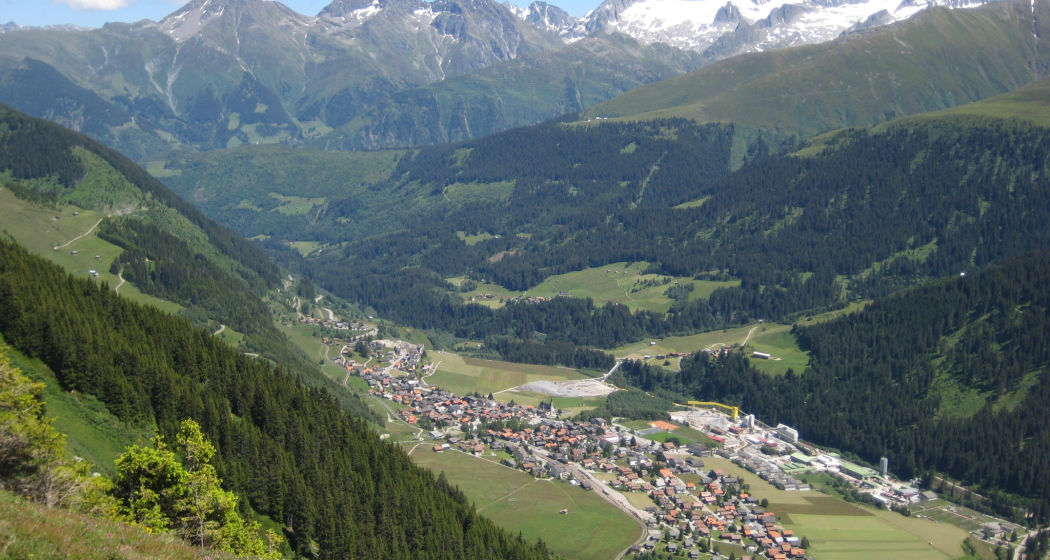 Blick auf Sedrun mit Stagias
