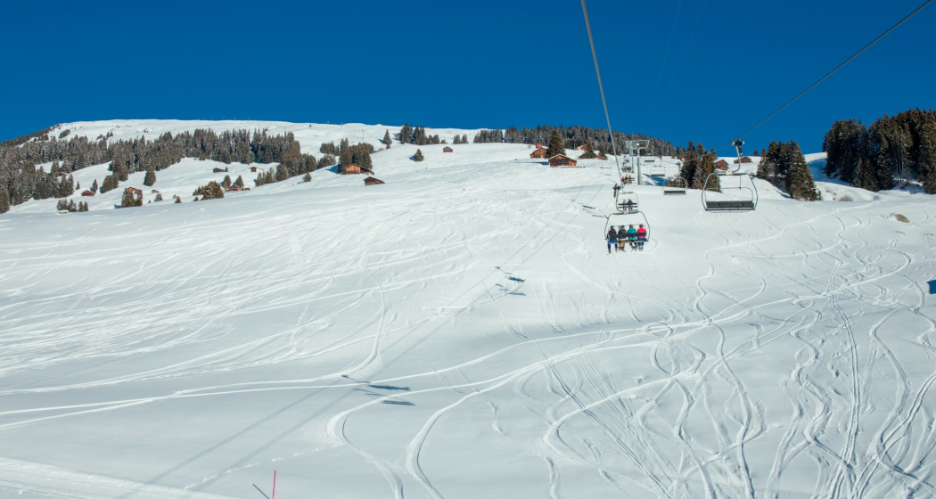 Das Foto zeigt die Piste neben der Sesselbahn