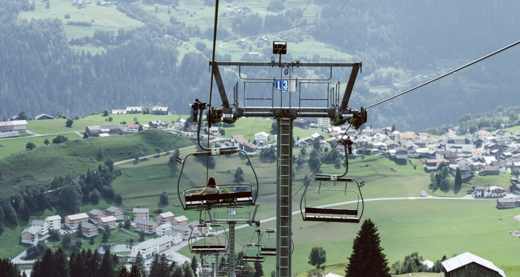 Das Foto zeigt die Vierersesselbahn in Richtung Brigels