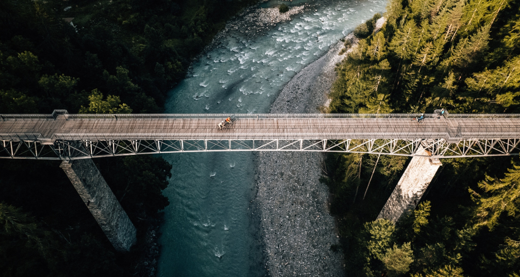 Spektakuläre Brücke über den Inn bei Scuol Spektakuläre Brücke über den Inn bei Scuol