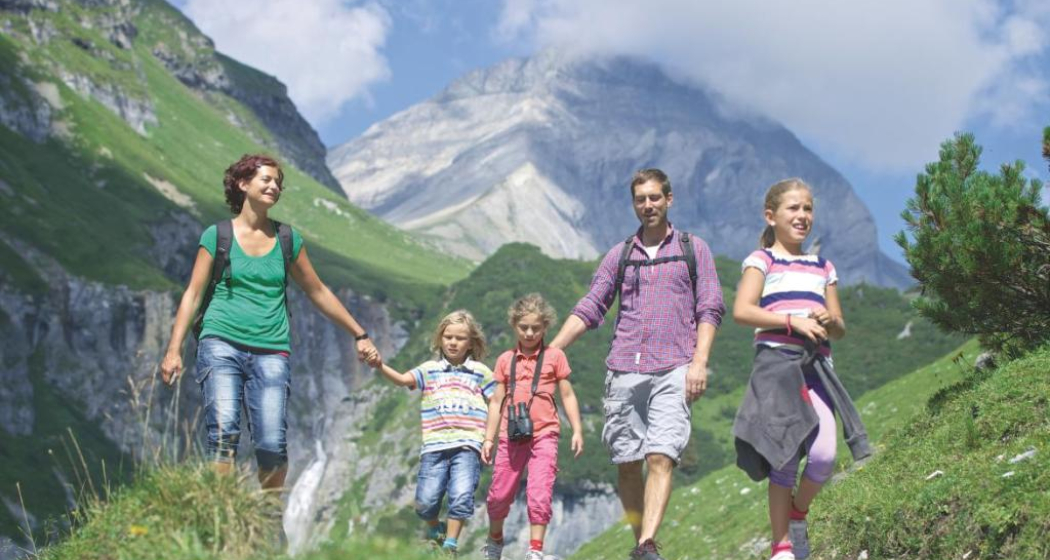 Familie beim Wandern in der Ferienregion Flims Laax Falera Familie beim Wandern in der Ferienregion Flims Laax Falera