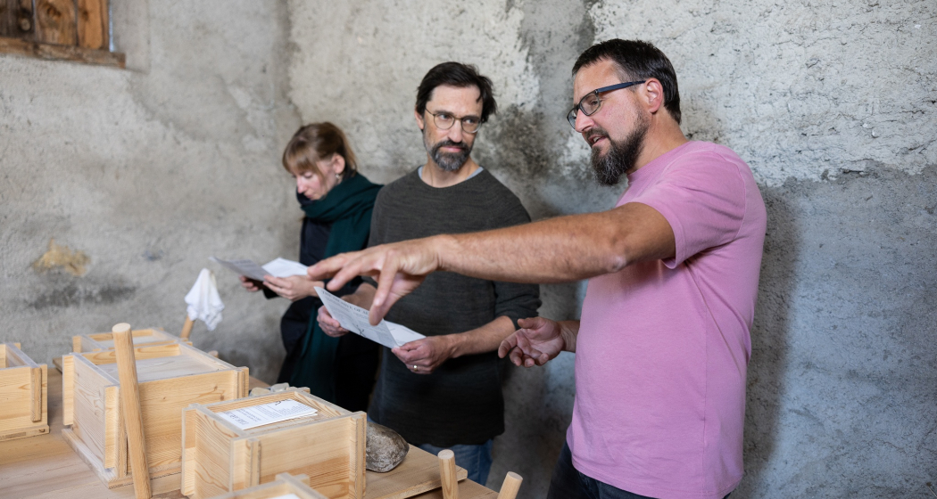 Besuch im Archiv der «Alpinen Geruchserinnerungen» in Tschlin Besuch im Archiv der «Alpinen Geruchserinnerungen» in Tschlin