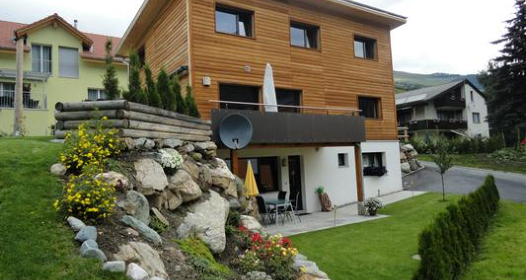 Ansicht Haus mit Gartensitzplatz FeWo Ansicht Haus mit Gartensitzplatz FeWo