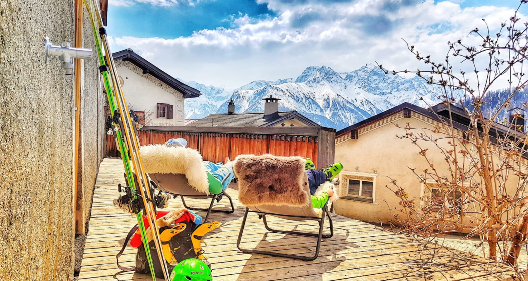 Ausruhen auf der Terrasse mit Blick auf die Berge Ausruhen auf der Terrasse mit Blick auf die Berge