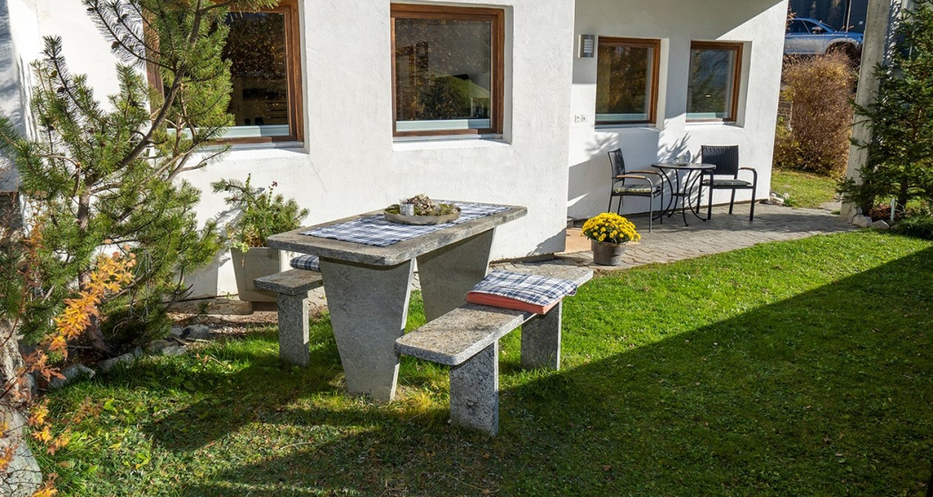 Gartensitzplatz mit Liegewiese Gartensitzplatz mit Liegewiese