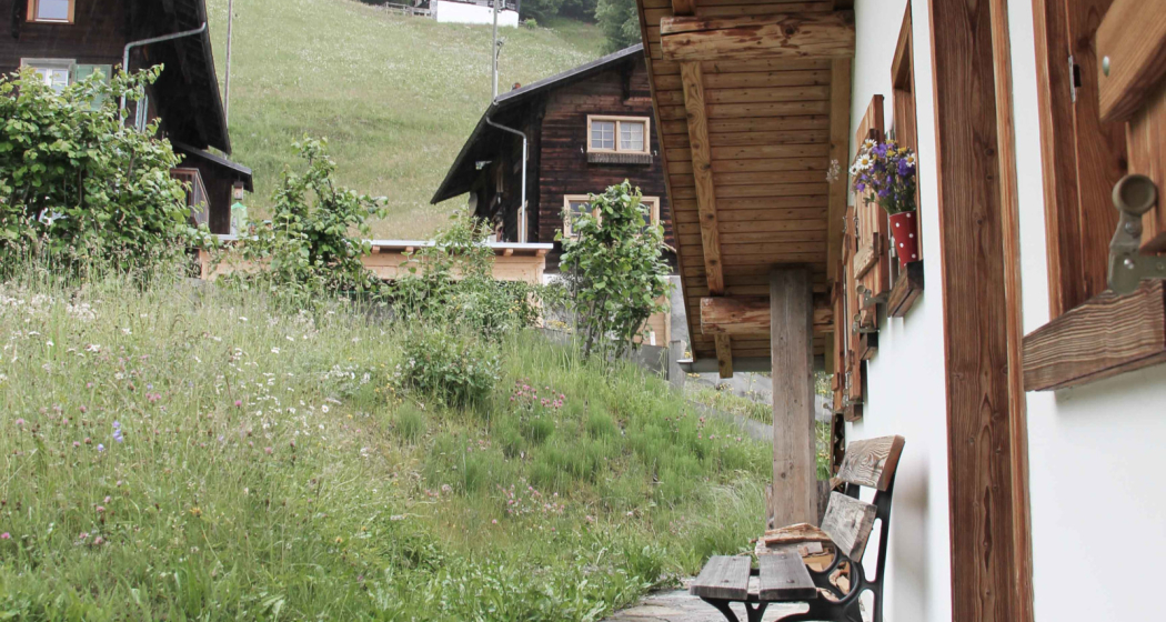 Maiensäss Sper Caplutta - Eingang Sommer ©Schaub