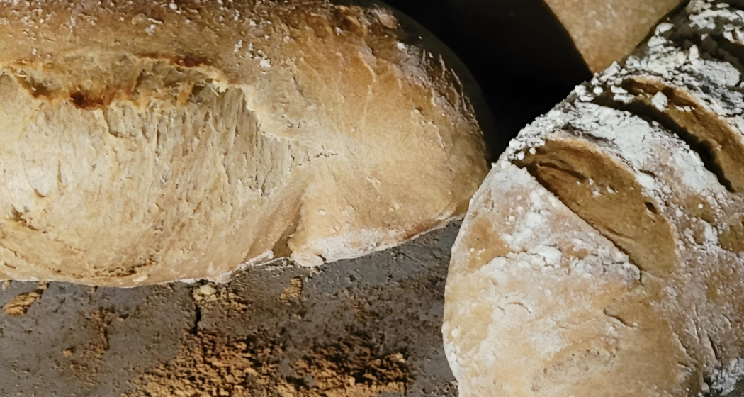 Frisch gebackenes Brot im Ofen Frisch gebackenes Brot im Ofen