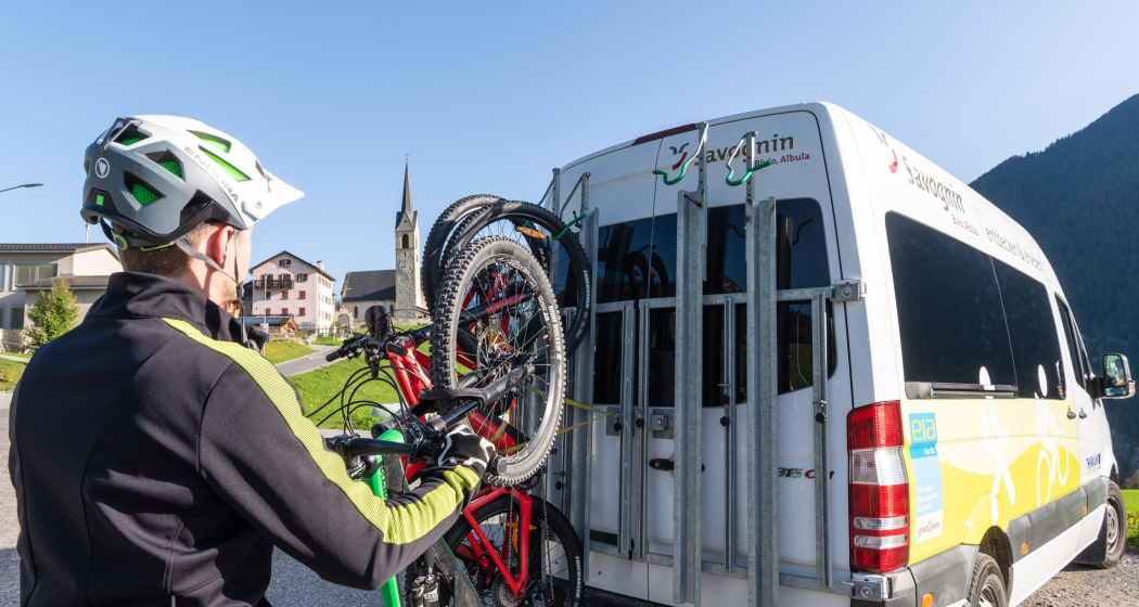 Bike- & Wanderbus Cre digl Lai – Savognin (gdl_865955747_image) Bike- & Wanderbus Cre digl Lai – Savognin (gdl_865955747_image)