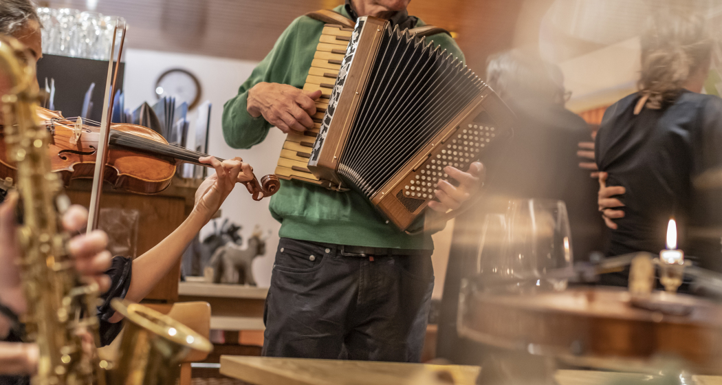 Lavuratori dals Fränzlis – Abschlussfest des Fränzli-Kurses mit Konzert und Ball (gdl_871100345_image) Lavuratori dals Fränzlis – Abschlussfest des Fränzli-Kurses mit Konzert und Ball (gdl_871100345_image)