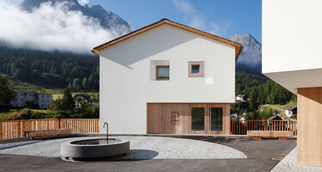Vorplatz mit Brunnen Vorplatz mit Brunnen