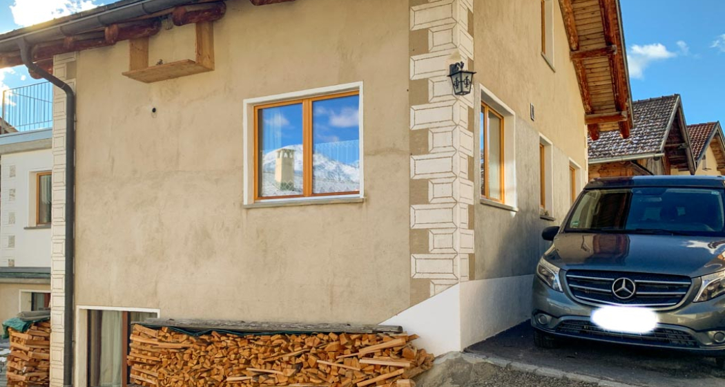 Aussenansicht mit Parkplatz Aussenansicht mit Parkplatz