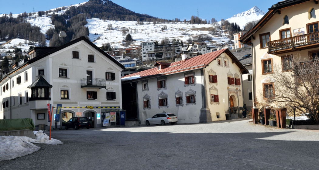 Am idyllischen Dorfplatz in Scuol Am idyllischen Dorfplatz in Scuol
