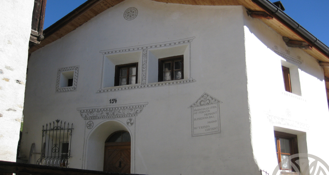 Engadinerhaus im Sommer Engadinerhaus im Sommer