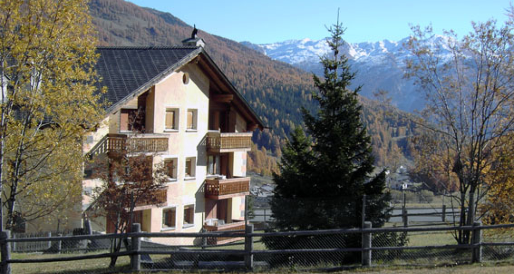 Haus mit Blick Richtung Ortler