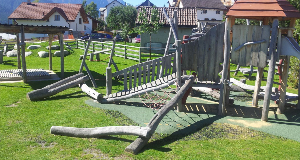 Spielplatz unter dem Haus