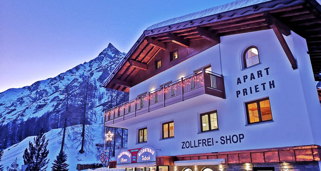 Apart Prieth mit dem Hausberg "Piz Ot" im Hintergrund Apart Prieth mit dem Hausberg "Piz Ot" im Hintergrund